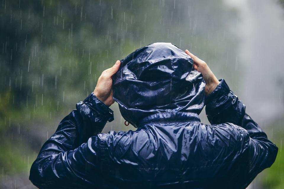 穿雨衣比撐雨傘要好，因撐傘會增加整體高度，較易遭雷擊中。（圖／Getty Images）