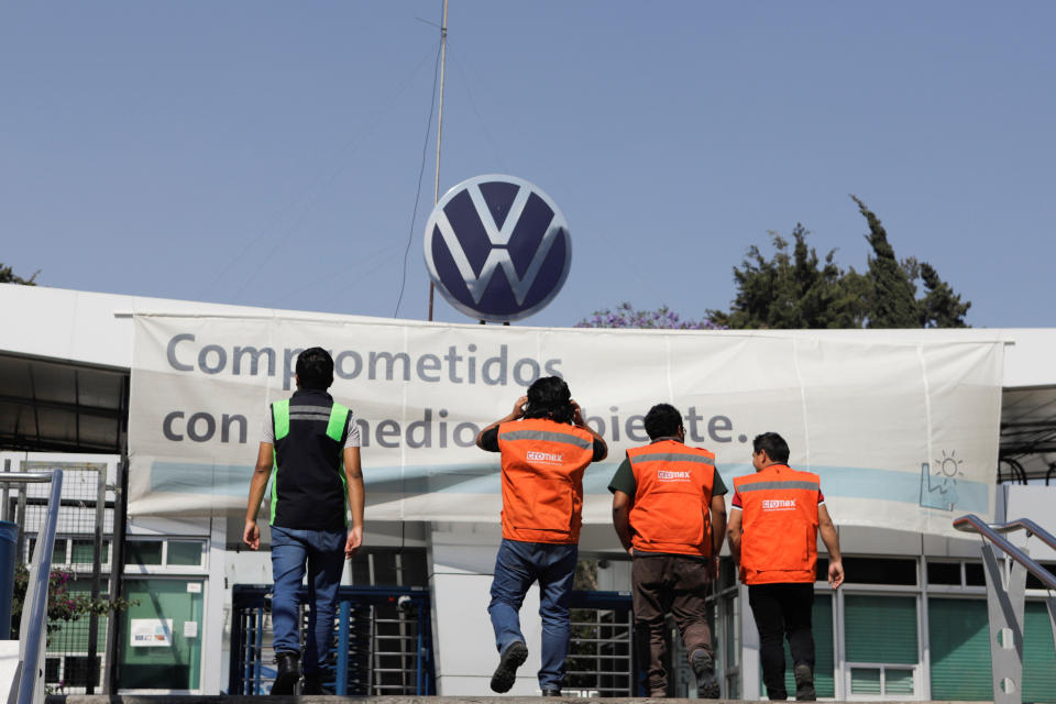 Trabajadores caminan fuera de la planta de Volkswagen (VW) en Puebla, México, el 29 de marzo de 2020. REUTERS/Imelda Medina
