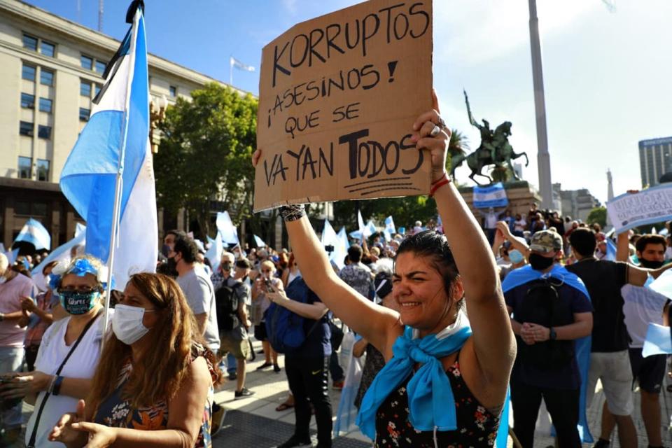 Pancartas y carteles diversos en la marcha por el 27F frente a la Casa Rosada