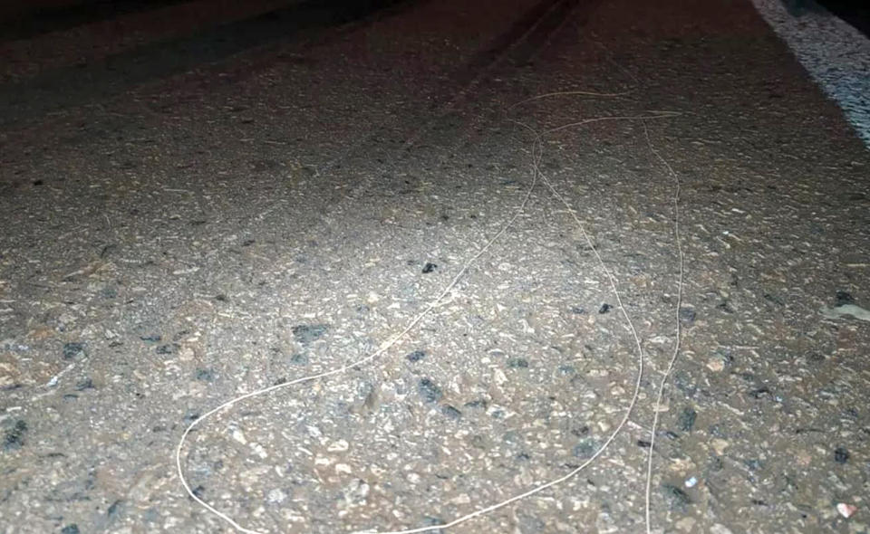 The kite string that killed Flaviane Ferreira dos Reis lying on the road.