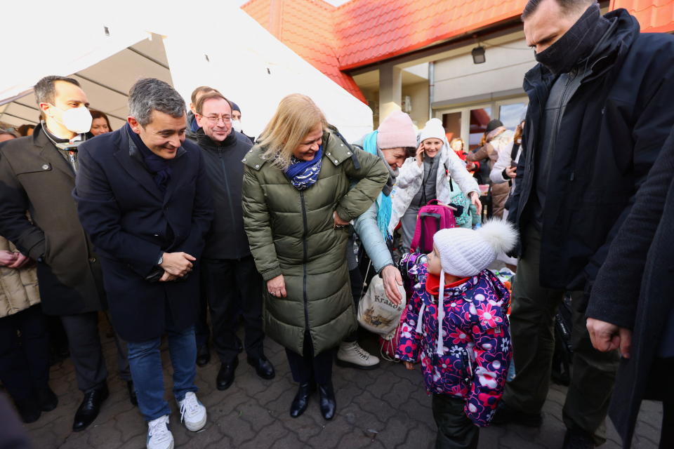 Polens Innenminister Mariusz Kamiński, Bundesinnenministerin Nancy Faeser und der französische Innenminister Gerald Darmanin besuchen ein Aufnahmezentrum für Flüchtlinge in Polen. 