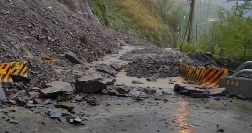 由於連日降雨加上大地震，中橫公路發生多處路段因為落石遭阻塞。（圖／翻攝畫面）