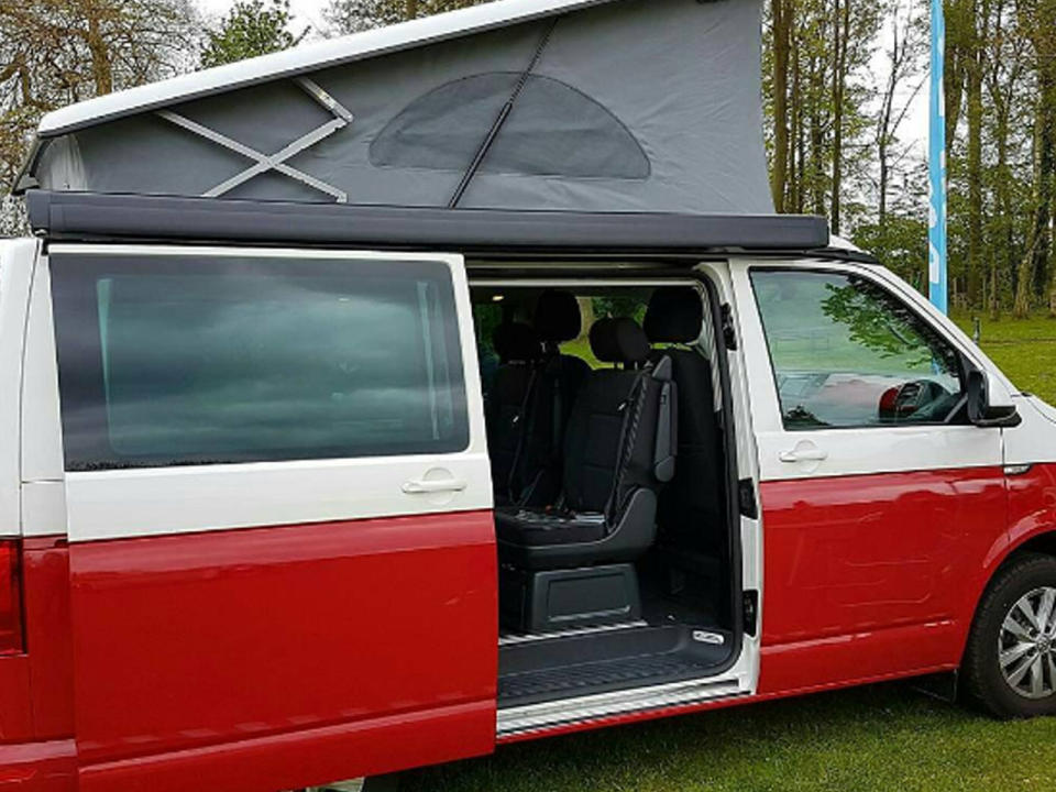 Eine Weiterentwicklung des T3 war der erste VW California. Das Reisemobil wurde 1989 vorgestellt und wäre wohl auch für so manchen Hippie interessant gewesen, denn das Aufstelldach bot Freiheitsliebenden noch mehr Platz für gemeinschaftliche Ausflüge oder Camping-Trips. (Bild-Copyright: vwcalifornia/Instagram)