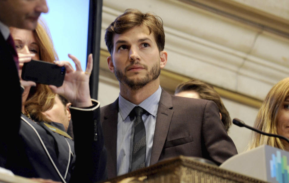 Ashton Kutcher y otras celebridades hicieron una protesta en boicot a Instagram, para apuntar la forma en eFacebook manejo el odio y desinformación que se propagó en la plataforma (AP)