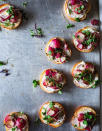 <p>Des bagels en version miniature qui sentent bon le printemps.</p><p>Découvrir la recette <a href="https://mygoodnesskitchen.com/roasted-radish-mini-bagels/" rel="nofollow noopener" target="_blank" data-ylk="slk:ici;elm:context_link;itc:0;sec:content-canvas" class="link ">ici</a></p><br>