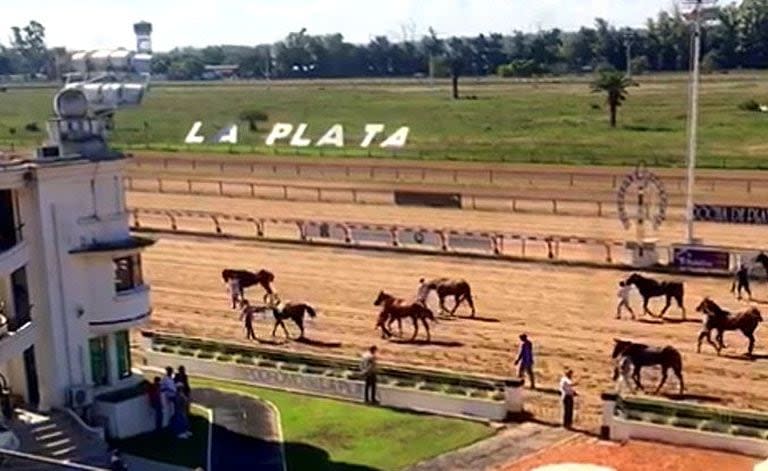 Las dos jornadas que debían realizarse esta semana en La Plata fueron suspendidas; no había jockeys para correr por el retraso en los pagos