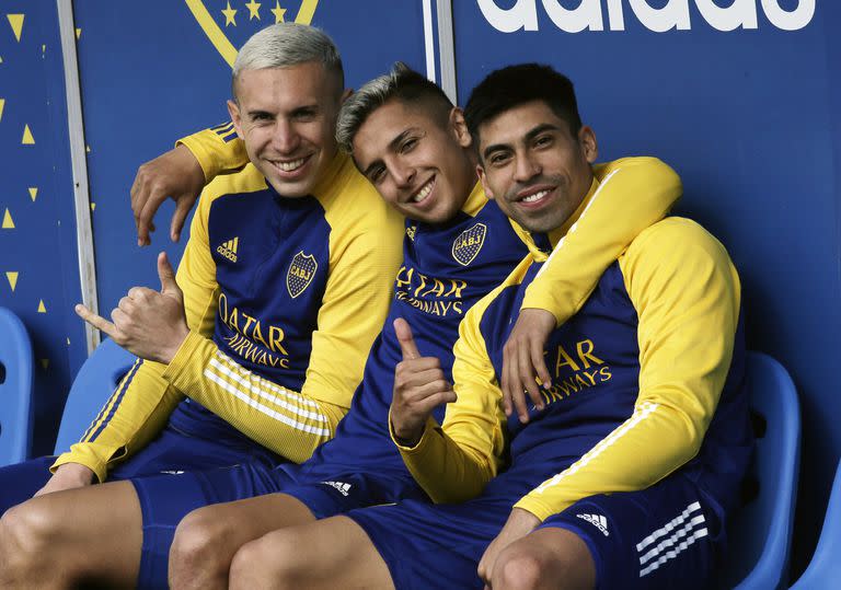 Norberto Briasco, Agustín Almendra y Juan Ramírez, con buena onda en un alto en el entrenamiento de Boca; el ex San Lorenzo podría volver a ser titular
