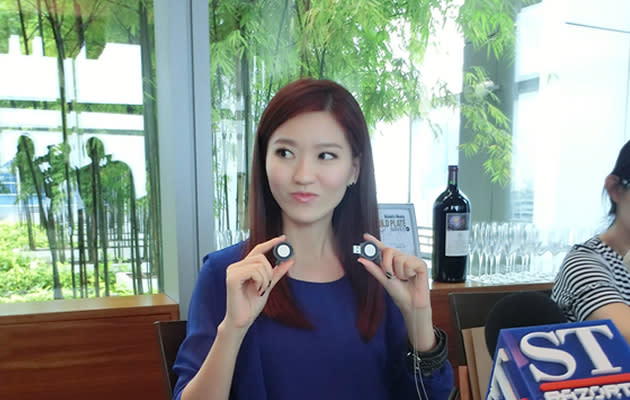 Joi Chua demonstrates her self designed USB album (Yahoo! Photos / Elizabeth Soh)
