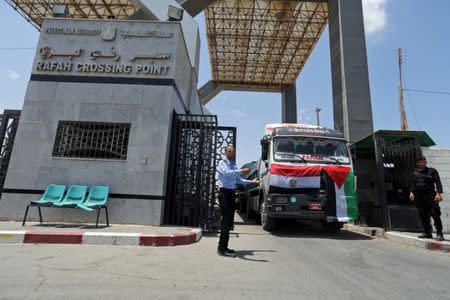 Palestinian policemen loyal to Hamas stand guard as fuel tankers enter Gaza through the Rafah border between Egypt and southern Gaza Strip June 21, 2017. REUTERS/Ibraheem Abu Mustafa