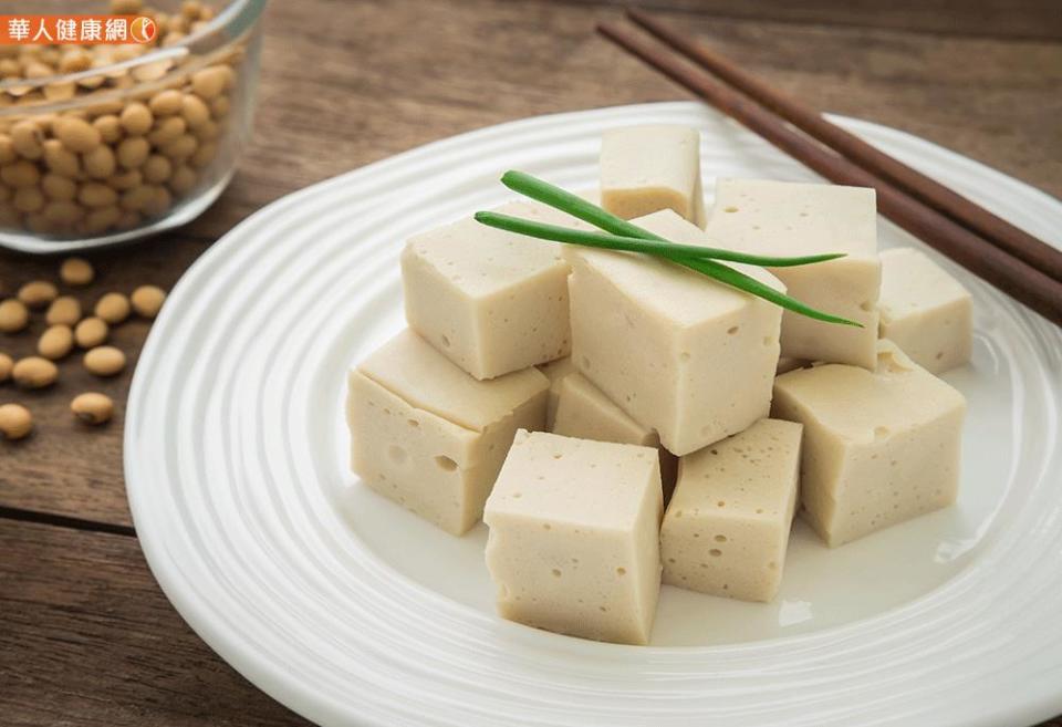傳統豆腐是公認的營養食品，它不但天然健康，還簡單易做，是我們常吃的家常菜。