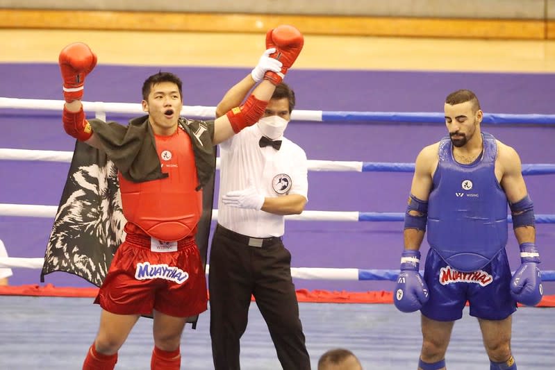 24歲的年輕警察鄧評允（左）第一次參加全國泰拳錦標賽，就倒有職業賽經驗的「法老王阿莫」Mohamed Essa，爆冷贏得成男組81公斤級金牌。（智林體育台提供）