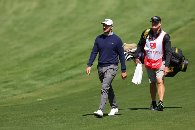 Die Nummer vier der Welt, Patrick Cantlay, und Caddy Joe LaCava bereisen Quail Hollow während einer Trainingsrunde vor der US PGA Tour Wells Fargo Championship