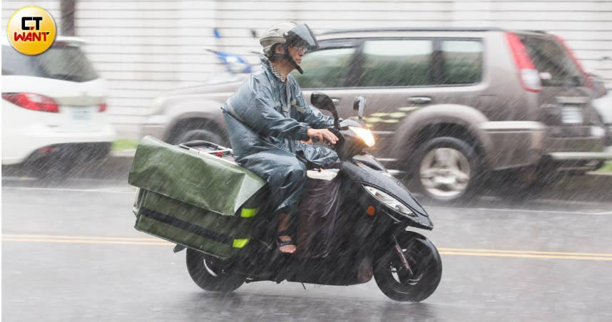 中央氣象署1日傍晚，針對中部4縣市發布大雨特報。（圖／黃威彬攝）