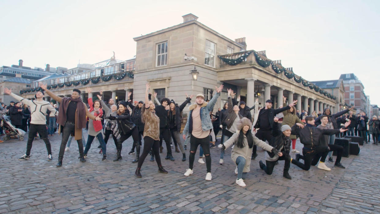 Ein Flashmob überraschte Weihnachts-Shopper mitten in London.