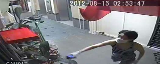 Caught red, or rather, brown-handed at Toa Payoh. Credit: The New Paper