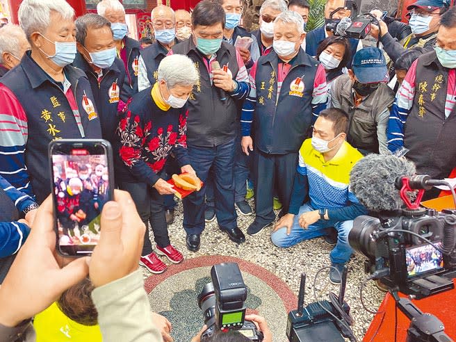 白沙屯拱天宮27日下午由值年爐主擲筊向媽祖請示2021年前往北港進香期程。（巫靜婷攝）