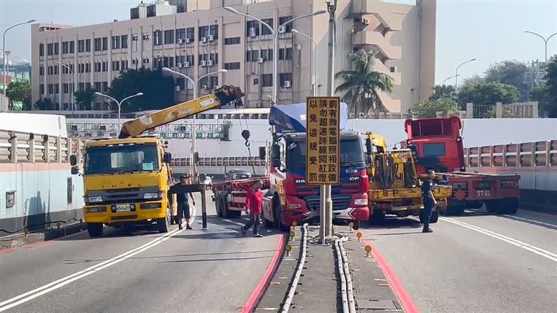 高雄過港隧道2小時內發生3起車禍。（圖／翻攝畫面）