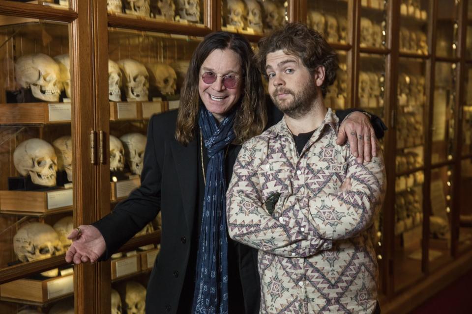 Nach dem Ende von "The Osbournes" arbeitete Jack Osbourne weiter vor der Kamera: In seiner Show "Jack Osbourne - Jetzt erst recht!" (2005 bis 2009) probierte er Extremsportarten aus, gemeinsam mit seinem Vater ging er in "Ozzy & Jack's World Detour" (Bild, 2016 bis 2018) für den History Channel auf einen Roadtrip um die Welt. (Bild: A+E Networks / History)