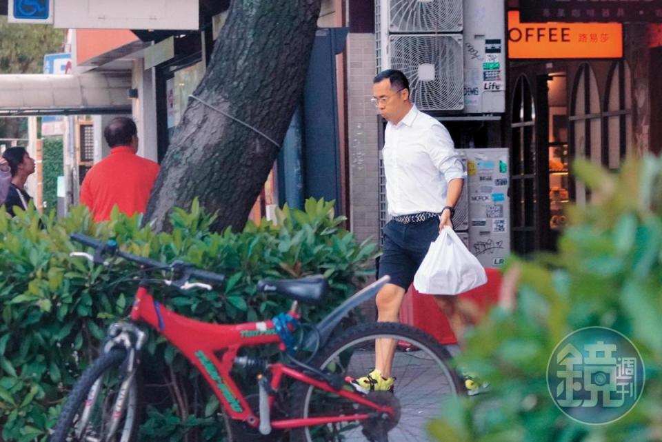 11/24 15：27 趙元同匆匆出門，途中接了一位女性友人，轉往「蘇阿姨披薩屋」拿外帶，之後一路開往林以婕家。