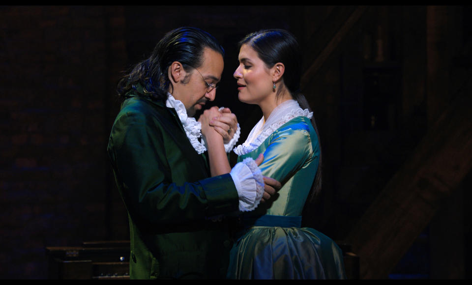 En esta imagen proporcionada por Disney Plus, Lin-Manuel Miranda interpreta a Alexander Hamilton, izquierda, y Phillipa Soo interpreta a Eliza Hamilton en una versión filmada de la producción original de Broadway de "Hamilton". (Disney Plus via AP)