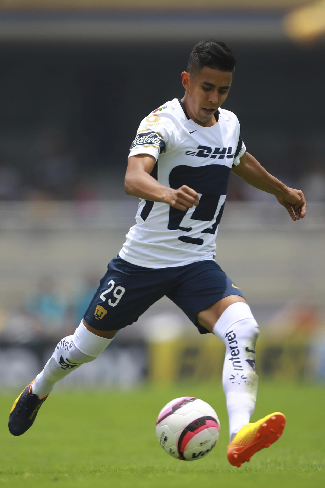 MEXICO CITY, MEXICO - JULY 23: Nestor Calderon of Pumas drives the ball during the 1st round match between Pumas UNAM and Pachuca as part of the Torneo Apertura 2017 Liga MX at Olimpico Universitario Stadium on July 23, 2017 in Mexico City, Mexico. (Photo by Hector Vivas/LatinContent/Getty Images)