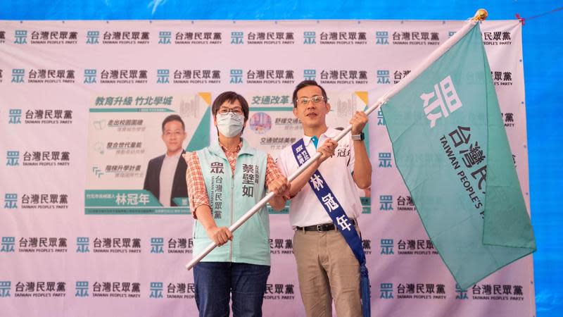 民眾黨竹北市長參選人林冠年（右）因酒駕遭撤銷提名資格並開除黨籍。（翻攝自林冠年臉書）