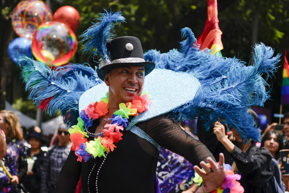 Un asistente participa en el desfile anual del Orgullo Gay que marca la culminación del mes del Orgullo LGBTQ+, el sábado 29 de junio de 2024, en la Ciudad de México. (Foto AP/Aurea Del Rosario)