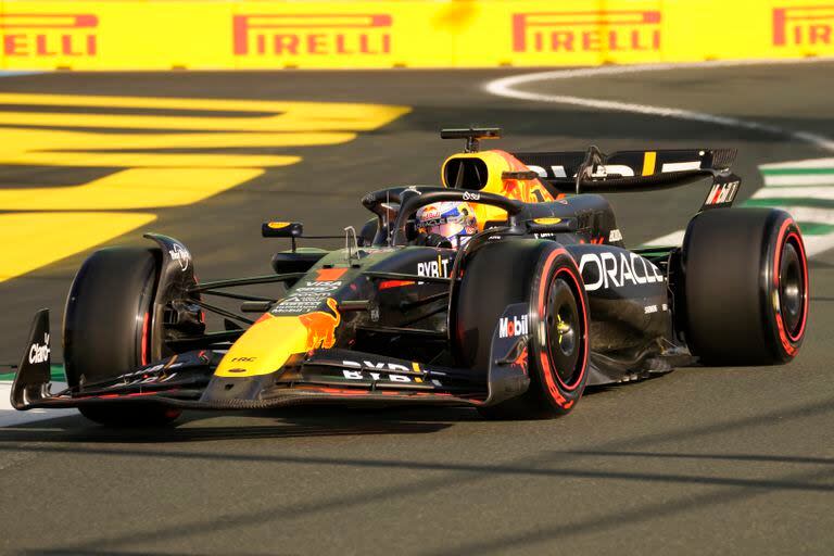 Max Verstappen marcó el mejor tiempo en la práctica inicial, pero no en la segunda, y dejó clara la competitividad de Red Bull en el ritmo de carrera: el campeón y su compañero Sergio Pérez son los favoritos para la victoria en el Gran Premio de Arabia Saudita.