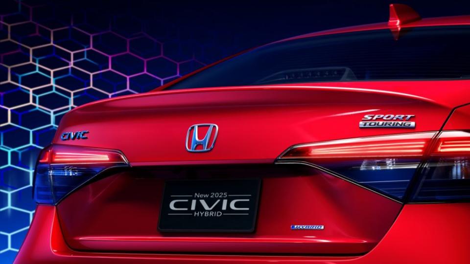 美規Civic會在今年首度導入油電版，行李廂蓋上揚的小鴨尾也是新車的一大特徵。(圖片來源/ Honda)