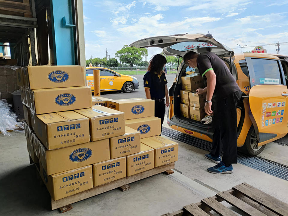 7月6日早上安心生活箱與健康蔬果箱由台灣大車隊分批送出。