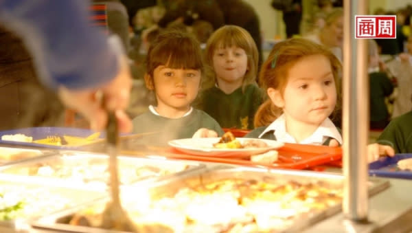 疫情讓富裕的英國面臨救濟，英國慈善團體The Trussell Trust表示，4月到9月期間，他們每天都須分發2,600份救濟餐點給兒童。 (來源：School Food Matters) 