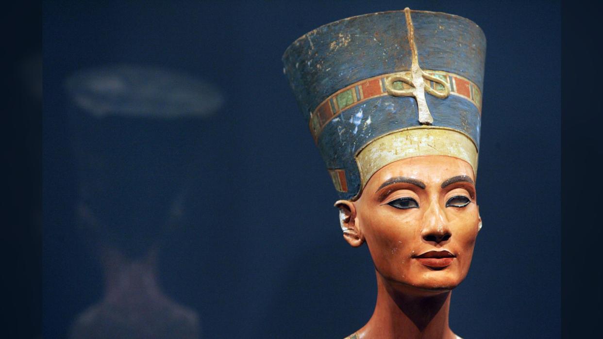  Bust of Queen Nefertiti of Egypt 
