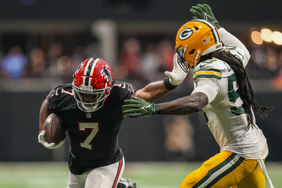 Sep 17, 2023; Atlanta, Georgia, USA; Atlanta Falcons running back Bijan Robinson (7) runs against Green Bay Packers linebacker De’Vondre Campbell (59) during the first half at Mercedes-Benz Stadium. Mandatory Credit: Dale Zanine-USA TODAY Sports