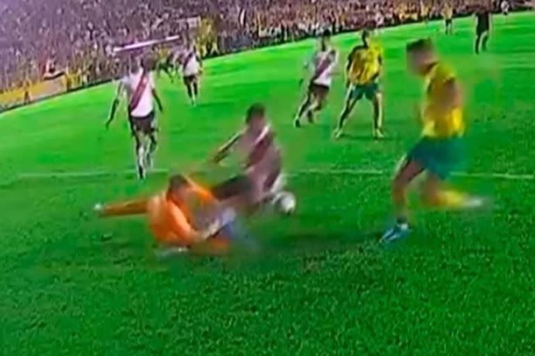 El momento del choque entre Armani y Herrera, en el partido de River frente a Defensa y Justicia, por la Copa Argentina.