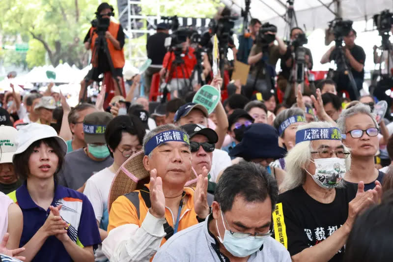 ▲青鳥在場外集結抗議。（圖／攝影中心）