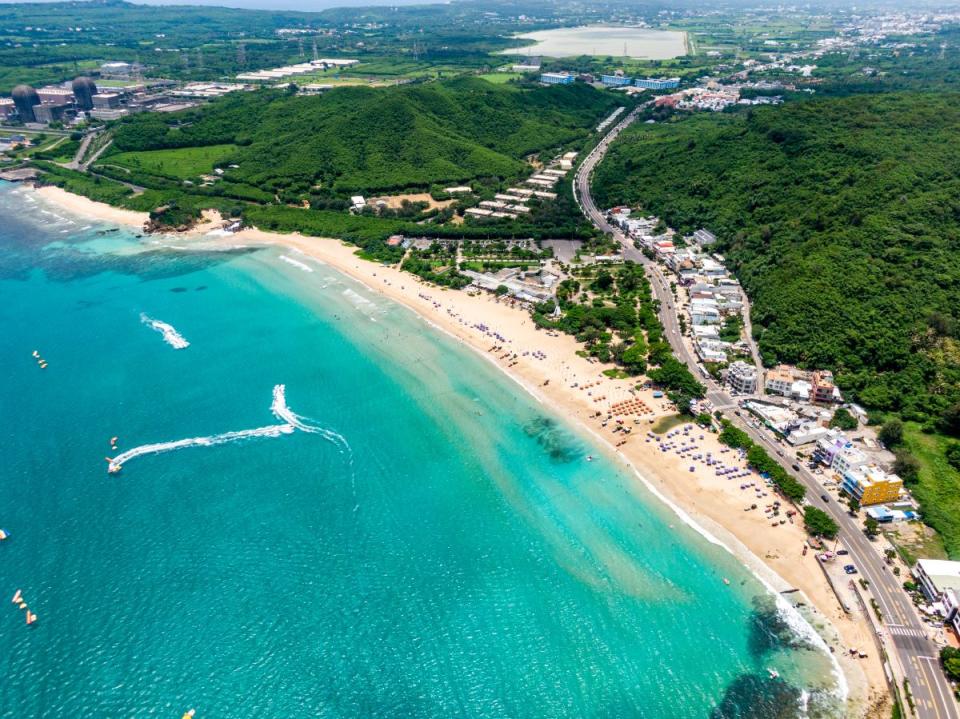 搭機從空中俯看恆春半島海岸線。（圖：屏東縣政府交通旅遊處提供）