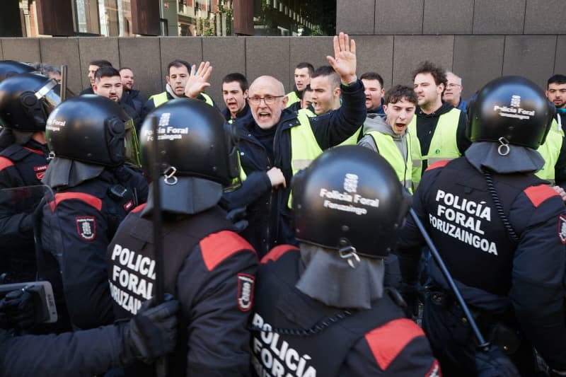 People confront the Navarra Foral Police during Farmers' protest at the back of the Parliament of Navarra, after trying to enter the Parliament while the General Budgets of Navarra for 2024 were being debated. Eduardo Sanz/EUROPA PRESS/dpa