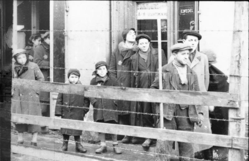 Insassen des Ghettos Litzmannstadt auf einem Propagandafoto der Wehrmacht aus dem Jahr 1941 (Bild: Bundesarchiv, Bild 101I-133-0703-36 / Zermin / CC-BY-SA 3.0)