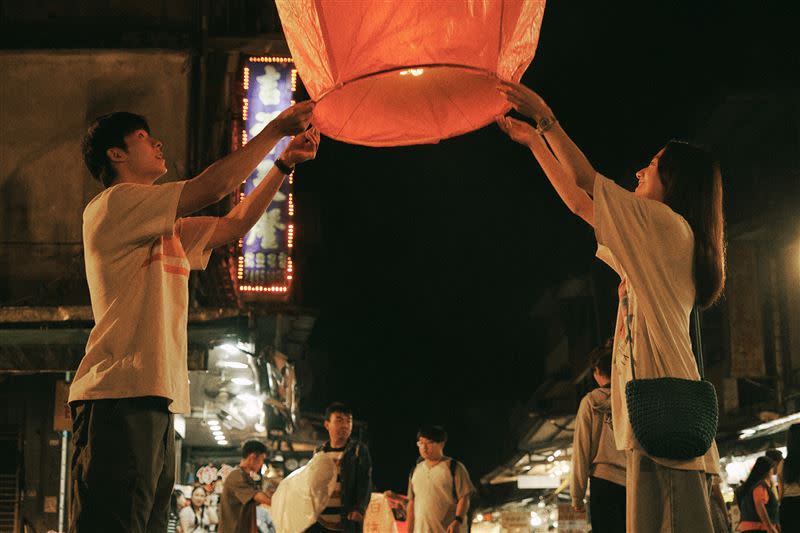 電影中許光漢（左）和清原果耶（右）相約到平溪放天燈。（圖／遠傳提供）