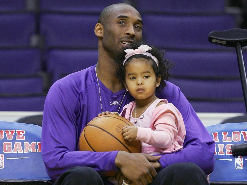 <p>Kobe Bryant #8 de Los Angeles Lakers se sienta con su hija, Natalia, antes del partido contra los Minnesota Timberwolves mientras se recupera de una lesión en el tobillo en el Staples Center el 19 de enero de 2005 en Los Ángeles, California. </p> (Foto de Lisa Blumenfeld / Getty Images)