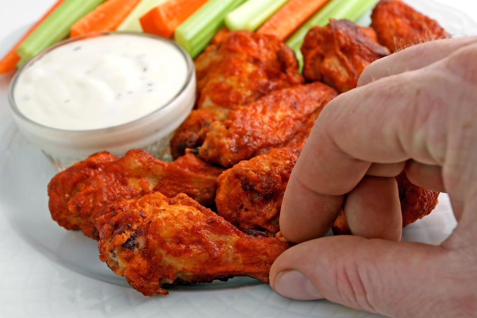 Ein Finger auf einem Bild beim Essen soll den fremdgehenden Freund verraten haben. (Symbolbild: Getty Images)