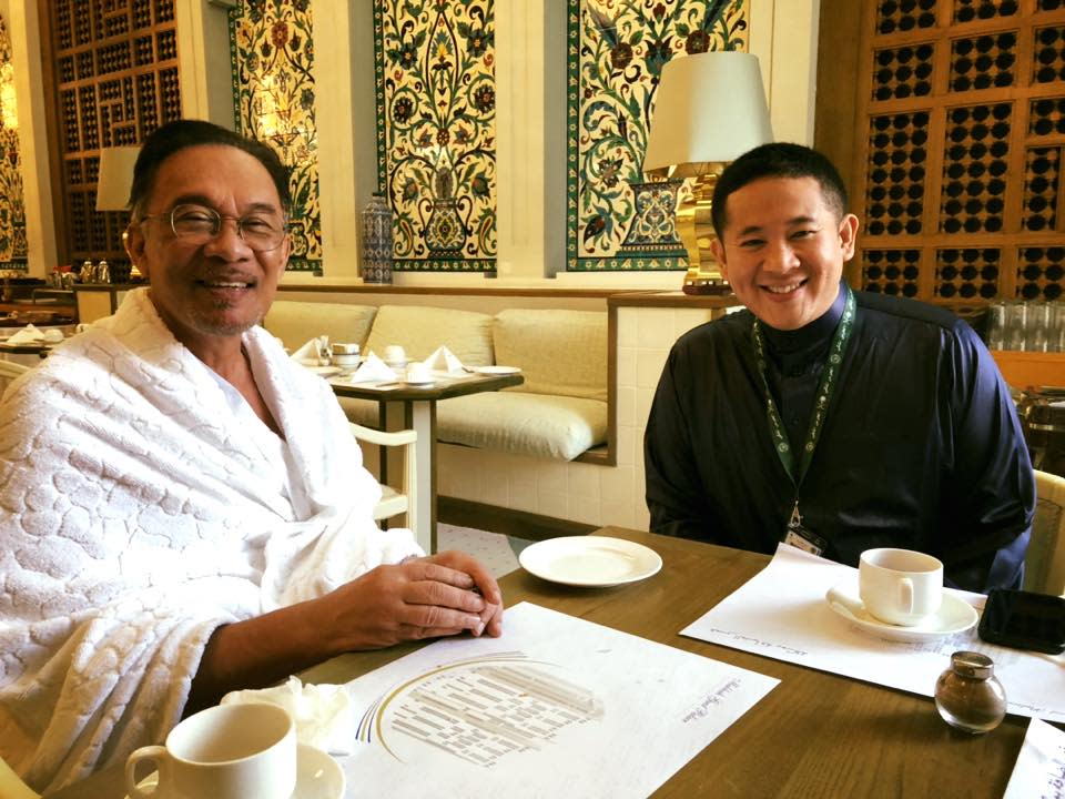 Malaysian politician Anwar Ibrahim (left) and Senior Parliamentary Secretary for Home Affairs and Health Amrin Amin sharing a table while in Mecca for their haj pilgrimages. (PHOTO: Facebook / Amrin Amin)