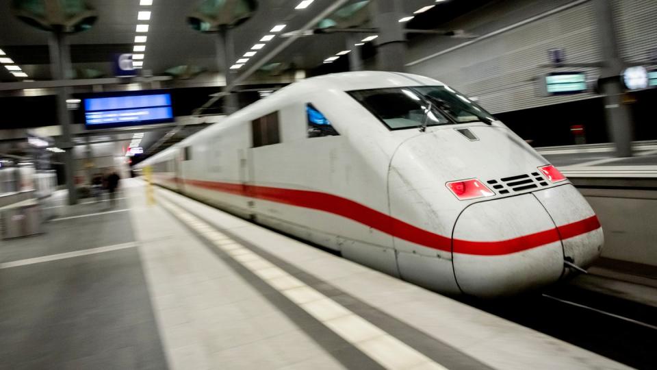 Ein ICE fährt im Berliner Hauptbahnhof ab. Ab dem 13, Dezember sollen mehr Züge zwischen Berlin und Hamburg fahren.