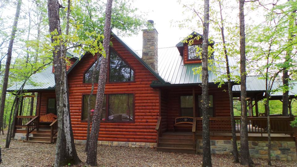 The log cabin known as Bella Lodge is one of many available to rent in the Beavers Bend resort area in southeast Oklahoma. PHOTO BY LILLIE-BETH BRINKMAN, THE OKLAHOMAN.