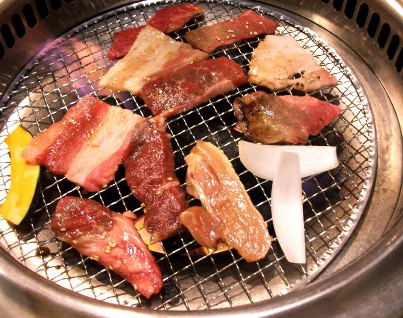 一對情侶因為燒肉店「親親五花肉」活動吵架。（示意圖，photoAC）