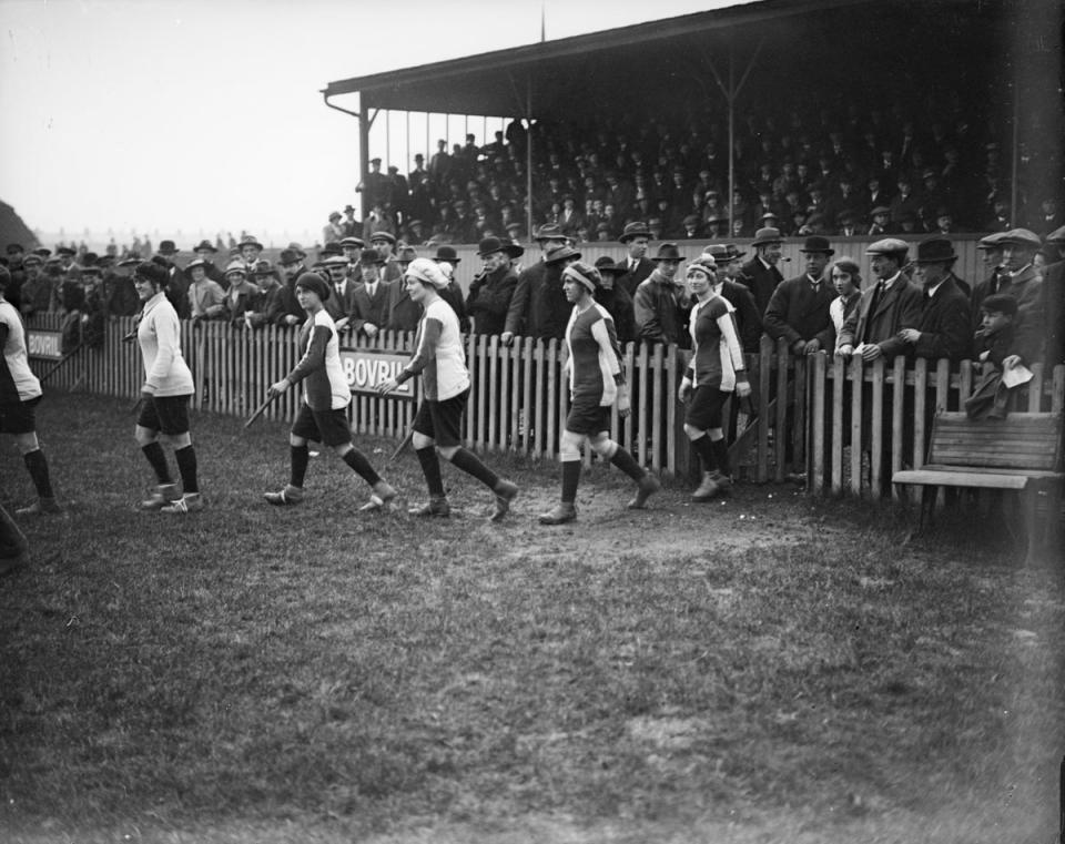 1919: Female workers from the Handley Page Aeroplane works play against the Stirling Tele Company Women (Getty Images)