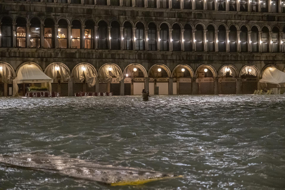 L'Amministrazione comunale di Venezia presenterà richiesta di stato di crisi alla Regione Veneto. Il sindaco Brugnaro: "Tutti i cittadini e le imprese raccolgano materiale utile a dimostrare i danni subiti con fotografie, video, documenti o altro nei prossimi giorni comunicheremo le modalità precise per la richiesta di contributo". Disposta intanto la chiusura delle scuole di Venezia e isole di ogni ordine e grado. (Photo by Stefano Mazzola/Awakening/Getty Images)