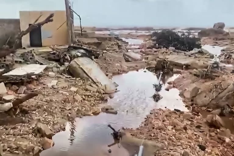 Esta imagen tomada de imágenes de la televisión nacional libia transmitidas el 11 de septiembre de 2023 muestra una vista de la destrucción dejada a raíz de las inundaciones después de que la tormenta mediterránea 