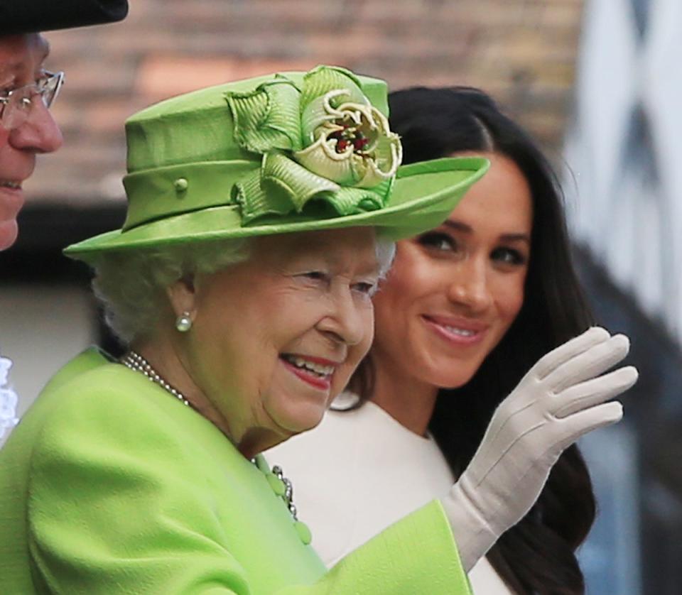Meghan con la reina Isabel II en Chester en su primer compromiso oficial conjunto en 2018 (PA Archive)