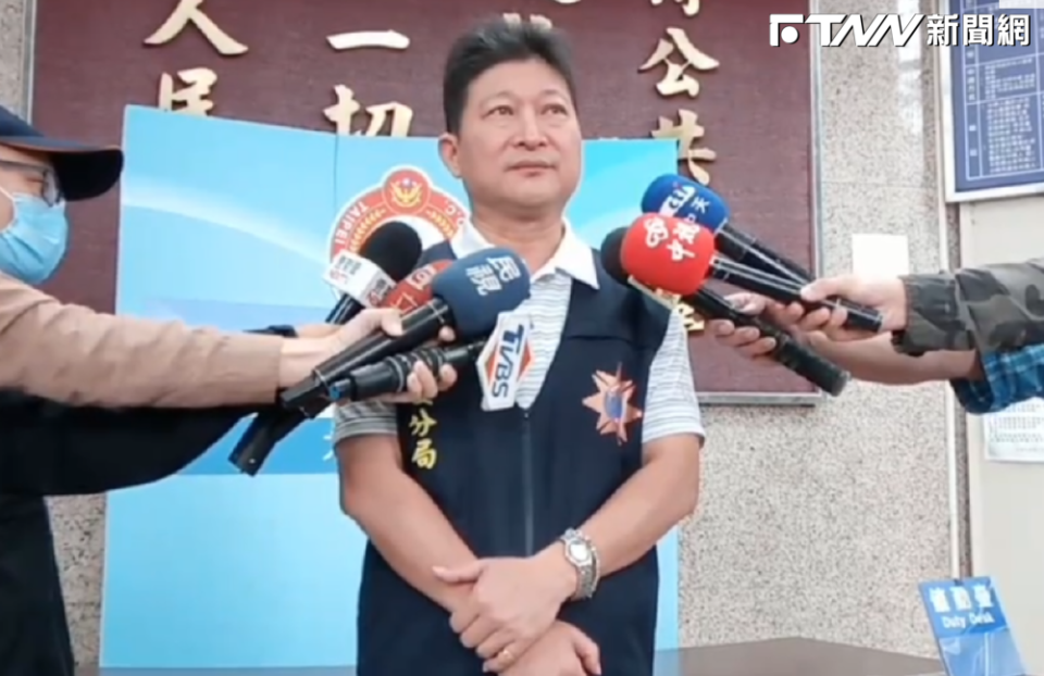 婦幼隊疑似洩漏偵查內容給媒體，婦幼隊長謝志鑫還帶著兩盒銅鑼燒禮盒前往地檢署致歉，引起爭議。（圖／翻攝畫面）